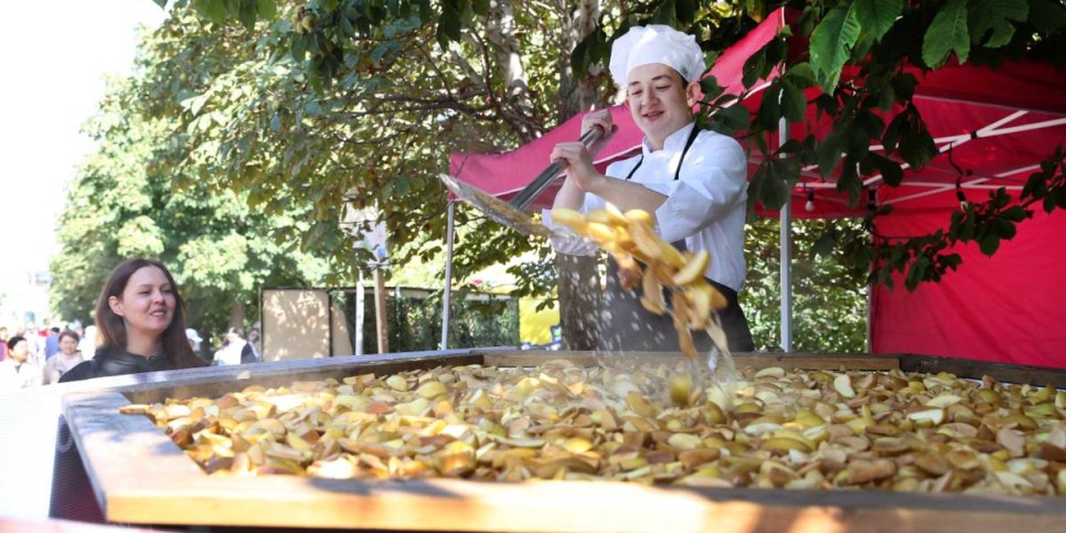 
                    В День города в рамках Apple Fest сварено 1,7 тыс. литров яблочного компота
                