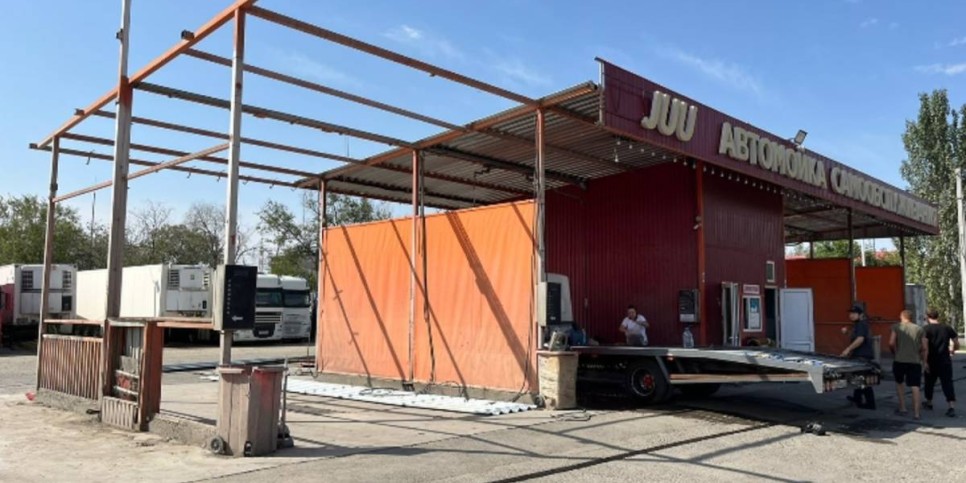 
                    По решению суда в Алматы попала под снос очередная автомойка
                