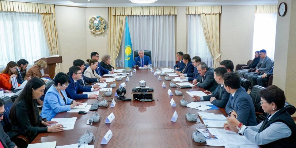
                    В Казахстане установлен запрет на вывоз бензина и ввоз яблок автотранспортом
                