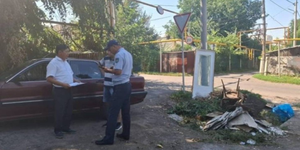 
                    В Алматы усилены работы по вывозу крупногабаритного мусора 
                