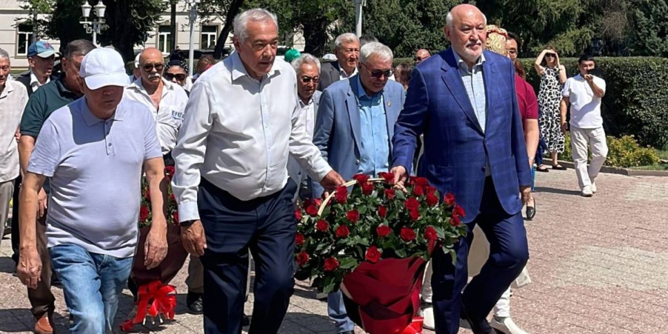 
                    В Алматы почтили память Динмухамеда Кунаева
                