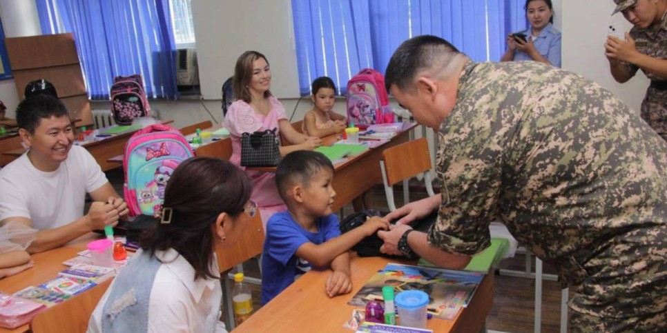 
                    В Алматы для детей военнослужащих провели акцию «Дорога в школу»
                