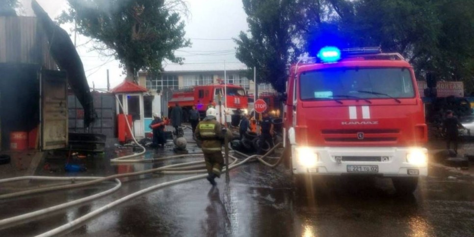 
                    Три автомобиля сгорели на рынке «Жибек жолы» в Алматы
                