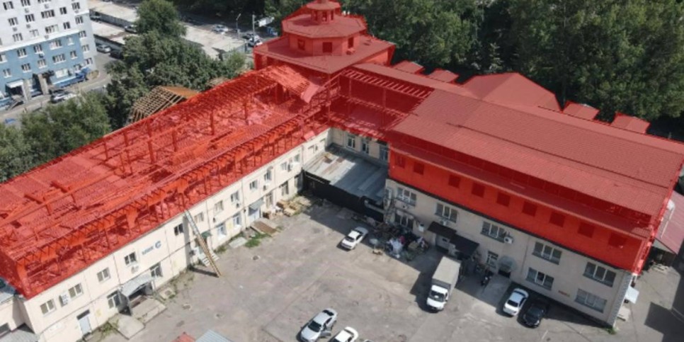 
                    Этаж крупного бизнес-центра сносят в Алматы по решению суда
                