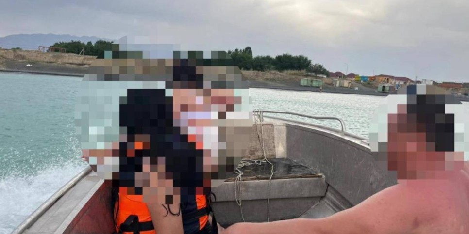 
                    Сотрудники МЧС спасли несколько человек на озере Алаколь
                