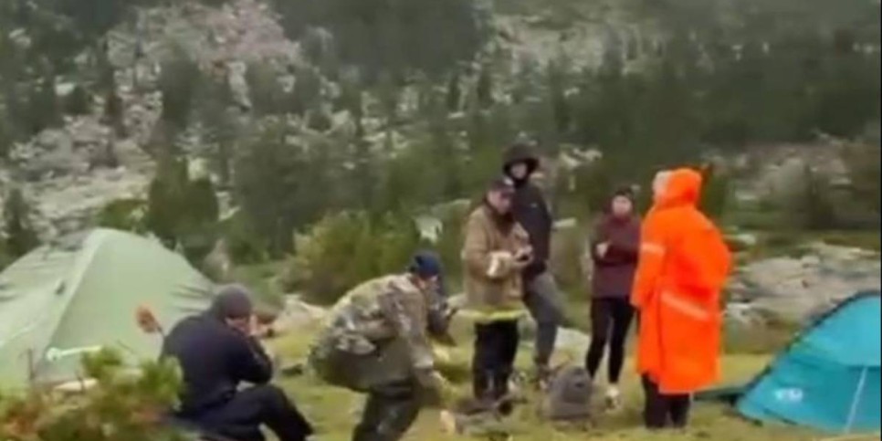 
                    Спасатели МЧС оказали помощь туристке, получившей травму
                