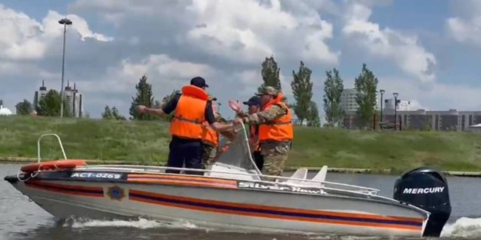 
                    В области Жетісу спасли людей на лодке
                