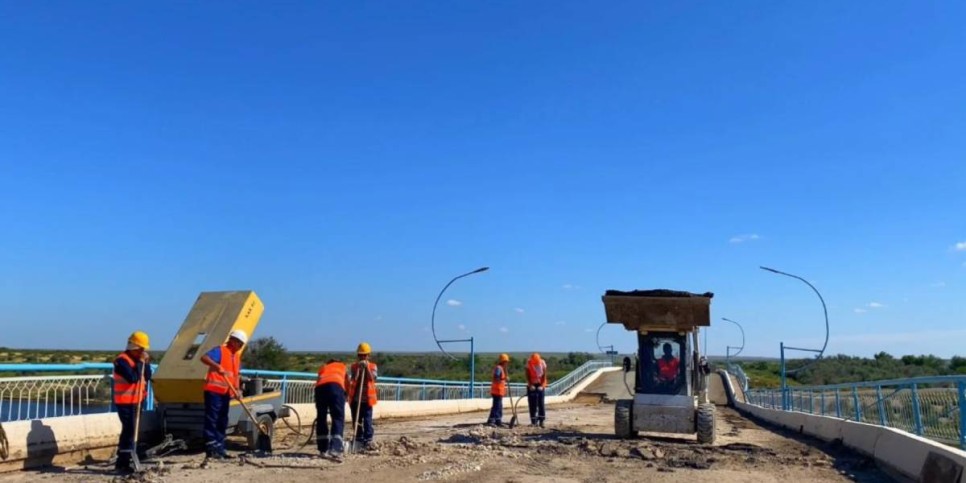 
                    Поврежденный во время весеннего паводка мост реконструируют в Актюбинской области
                