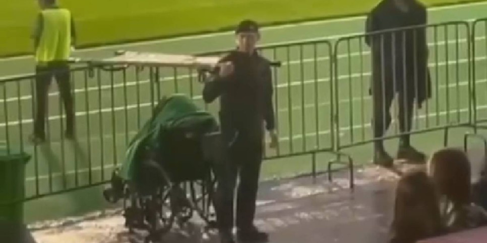 
                    Видео с полицейским, укрывшим зрителя футбольного матча от дождя, завирусилось в сети
                