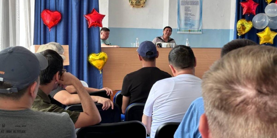 
                    Певец Апош посетил осужденных в ВКО
                