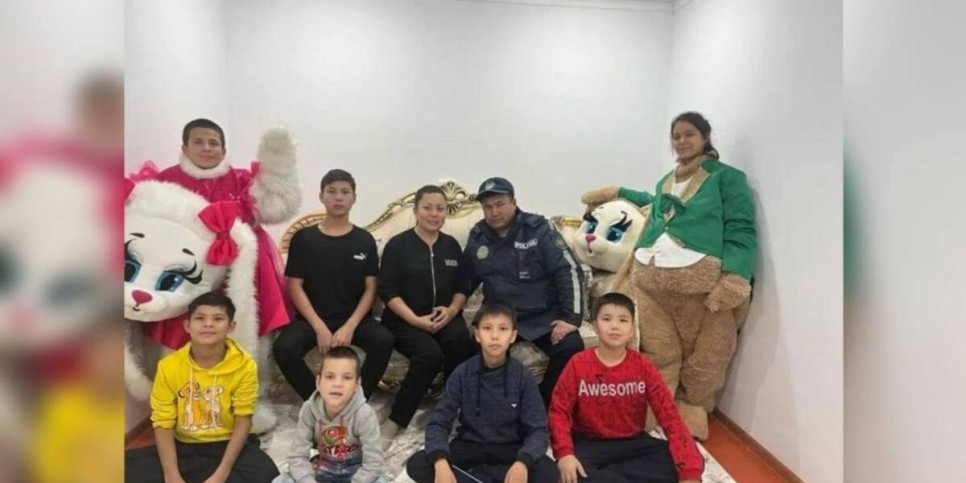 
                    Жамбылские полицейские подарили детям-сиротам семью
                