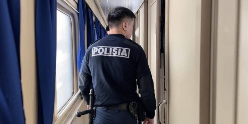 
                    Пил, мешал пассажирам, повредил уборное помещение: пьяного казахстанца сняли с поезда 
                