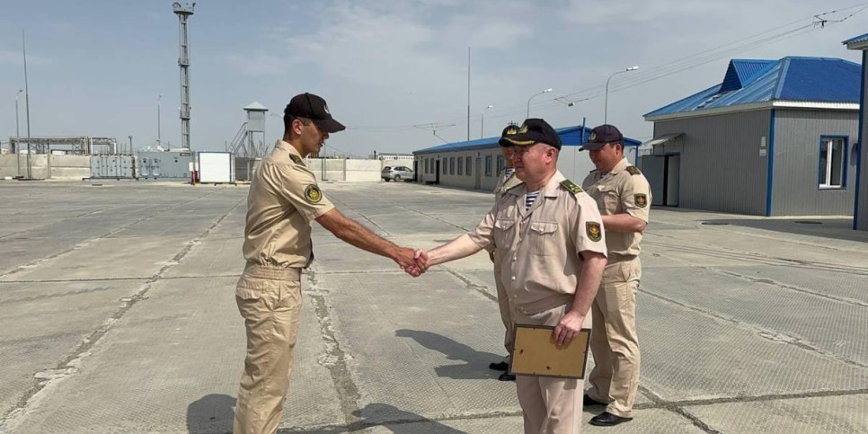 
                    Спасли спортсменов в Каспийском море: военных моряков наградили в Актау 
                