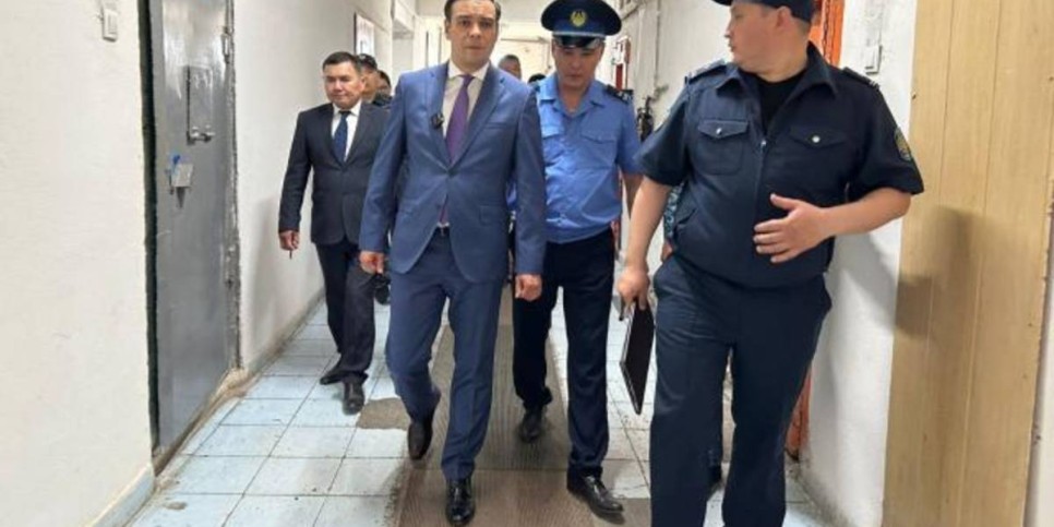 
                    Омбудсмен Артур Ластаев встретился с особо опасными преступниками
                