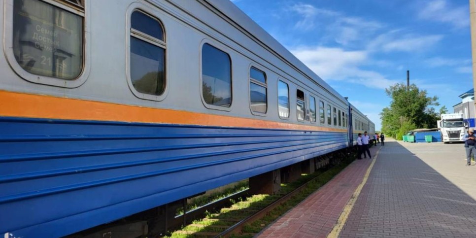 
                    Поезд из Семея в курортную зону озера Алаколь стал доступным для отдыхающих 
                