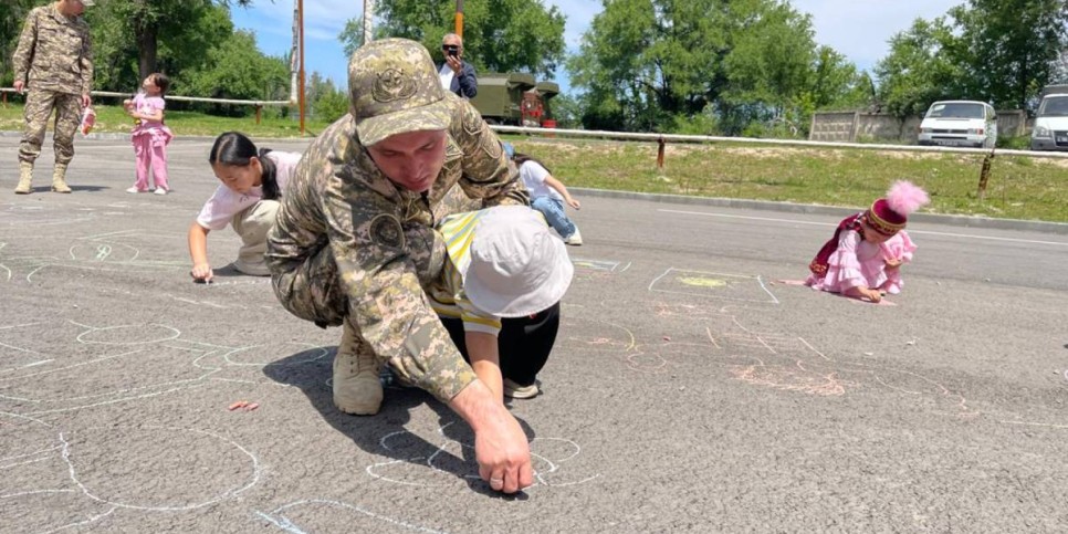 
                    Военнослужащие Алматинского гарнизона подарили детям незабываемый праздник
                