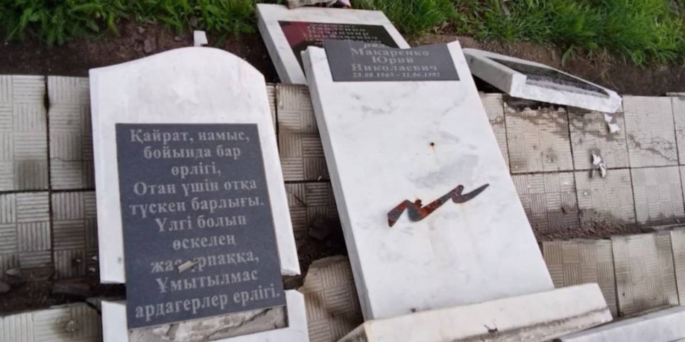 
                    Неизвестные разгромили плиты в сквере памяти павших в ВОВ в Макинске
                