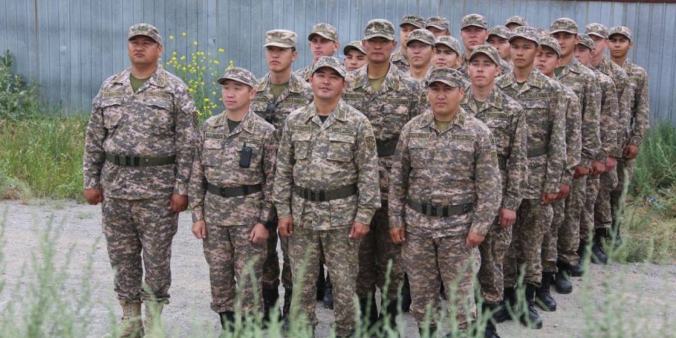 
                    С военным оркестром встретили в Таразе солдат, участвовавших в борьбе с паводками 
                