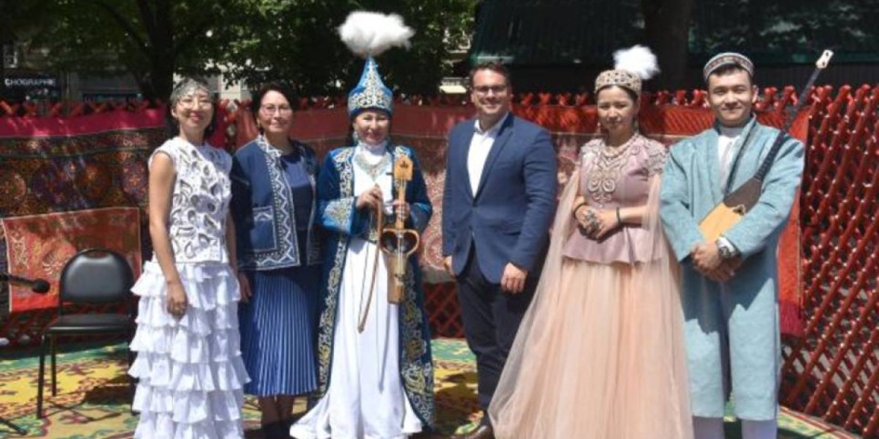 
                    «Казахским аулом» восхищен Париж
                