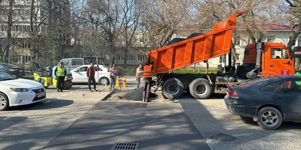 
                    В Алматы производят средний ремонт дорог
                