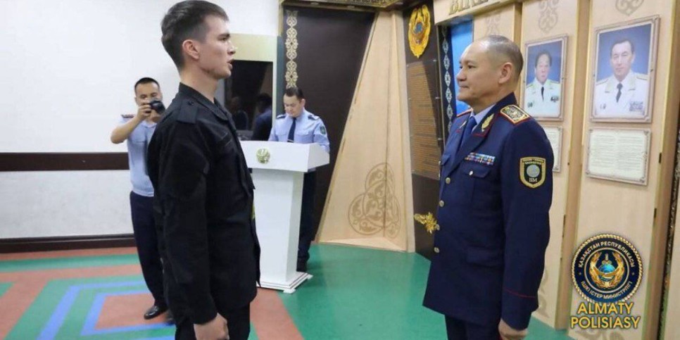 
                    Молодым полицейским Алматы вручили первые офицерские погоны
                