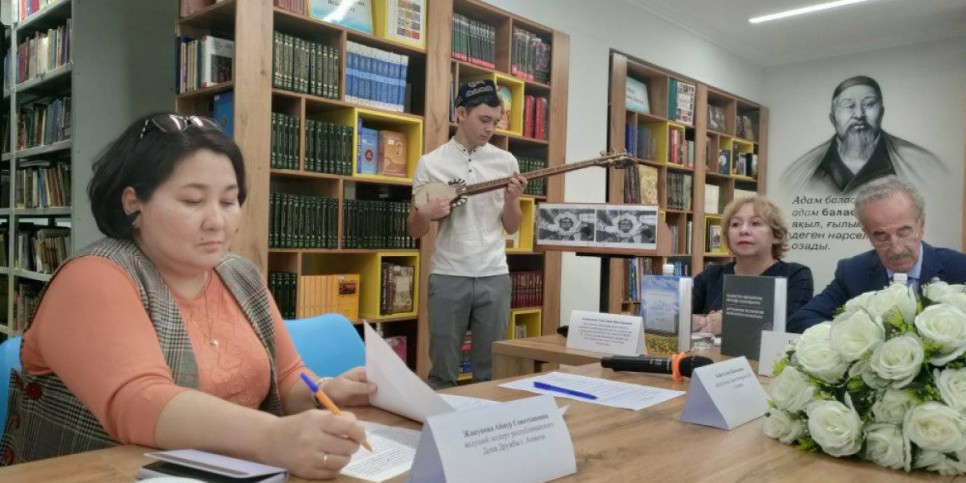 
                    В библиотеке казахстанских писателей состоялся круглый стол, посвященный Дню единства народа Казахстана
                