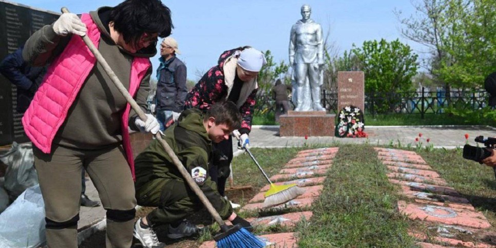 
                    Актюбинцы провели уборку на территории «Братской могилы»
                