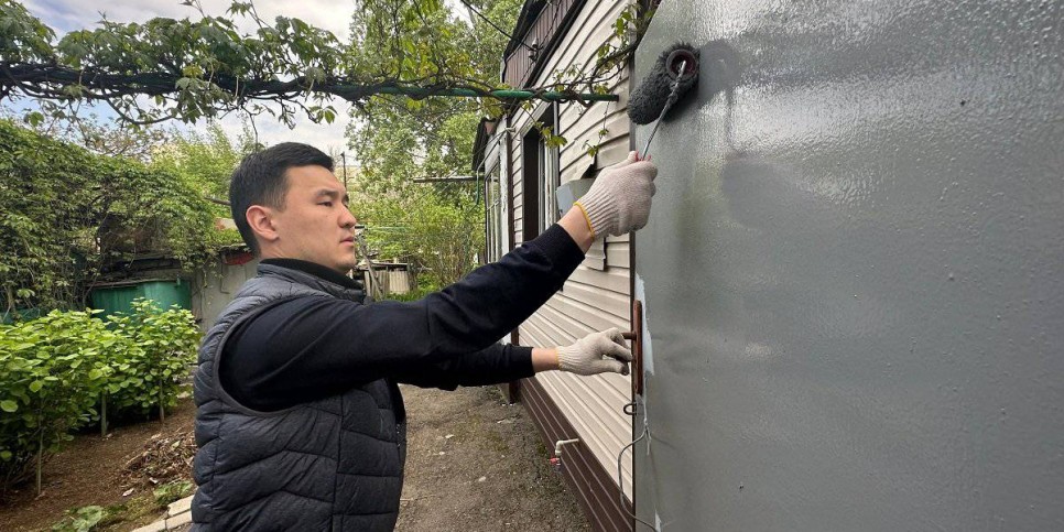 
                    «Өнегелі ұрпақ»: неравнодушные алматинцы помогают пенсионерам навести порядок во дворах
                