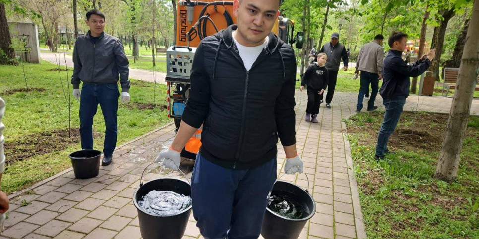 
                    «Алматы - город-сад»: более 100 яблонь высадили в Турксибском районе
                
