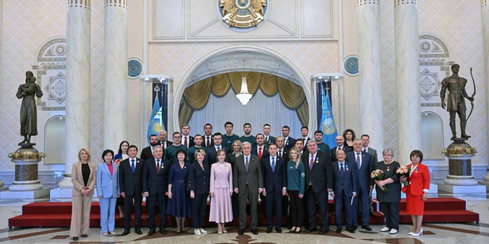 
                    Глава государства наградил ряд казахстанцев
                
