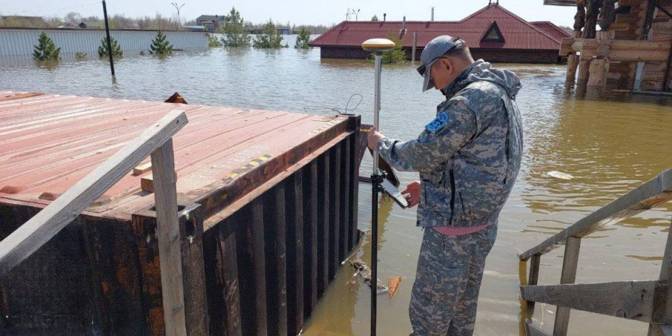 
                    Урал не отступает: вода в реке поднялась выше опасного уровня
                