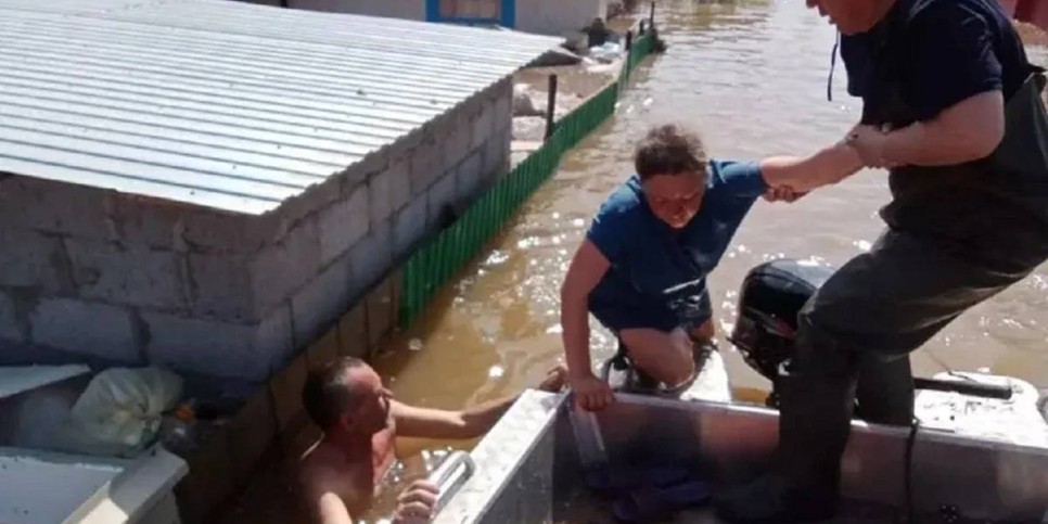 
                    Дома в Уральске уходят под воду: для поиска людей запущен дрон
                