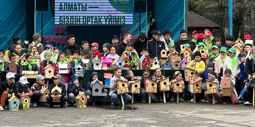 
                    Алматинские школьники смастерили более двухсот скворечников
                
