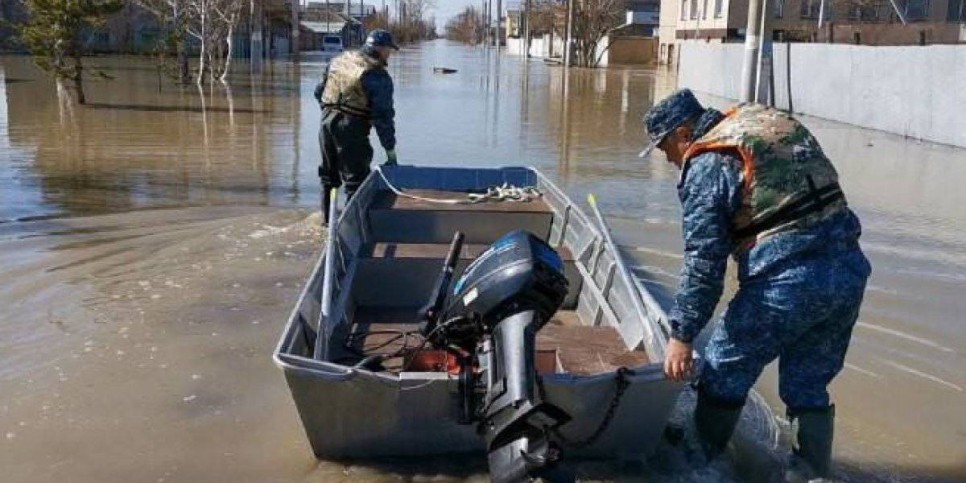 
                    Полицейские пересели на лодки и контролируют ушедшие под воду улицы в Петропавловске
                