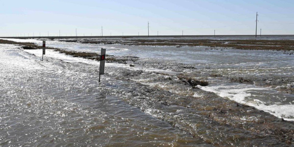 
                    Талые воды затопили дороги в трех областях Казахстана
                