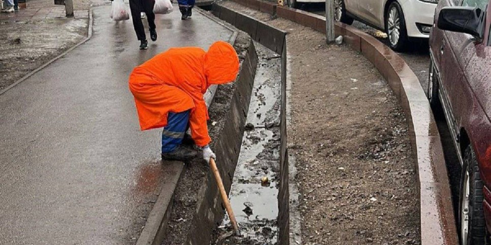 
                    Во время дождя в Алматы задействуют 52 мобильные бригады коммунальных служб
                