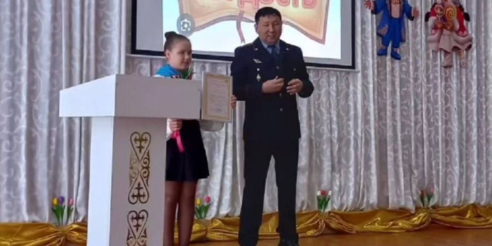 
                    Школьницу за честность поблагодарили полицейские Экибастуза
                