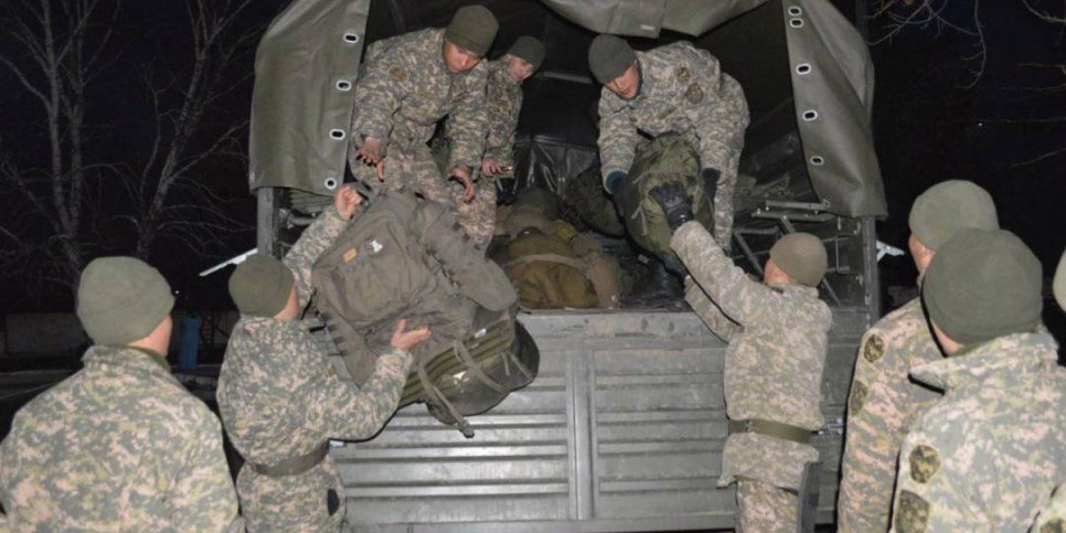 
                    Более 500 военнослужащих Минобороны направлены на борьбу с паводками
                