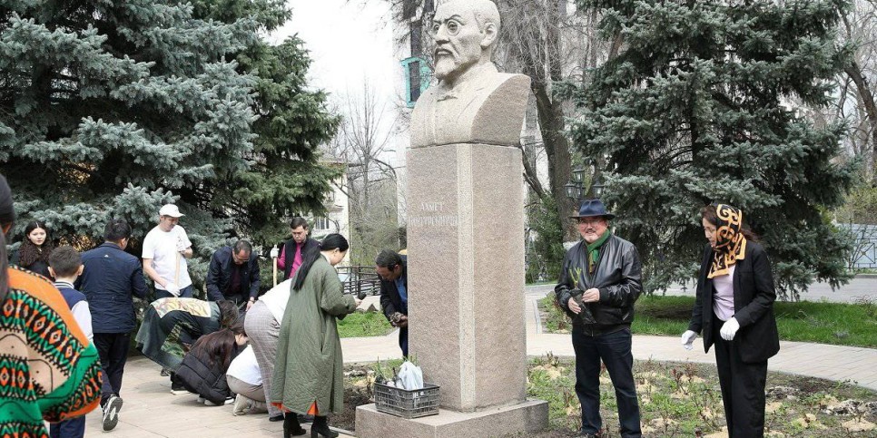 
                    Видные деятели культуры посадили цветы у Дома-музея учителя нации А. Байтурсынулы
                