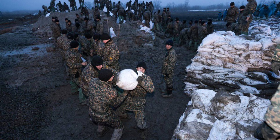 
                    Более трех тысяч человек борются с паводками в СКО
                