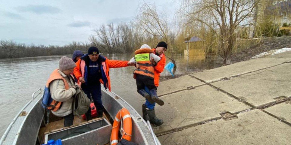 
                    Более 25 тысяч волонтеров работают в регионах в связи с паводками
                