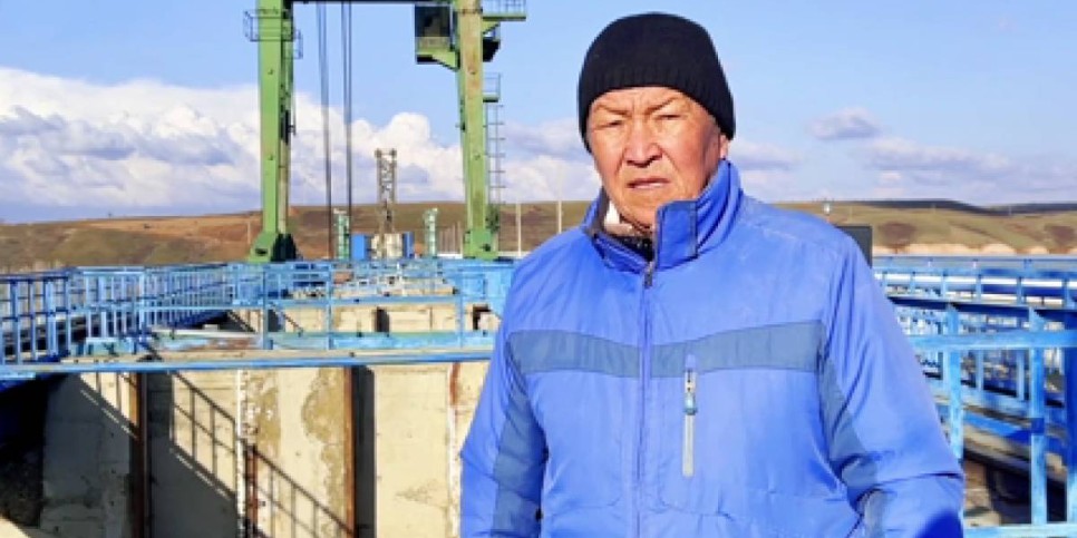 
                    Пенсионер-крановщик помог избежать прорыва плотины в Актобе
                