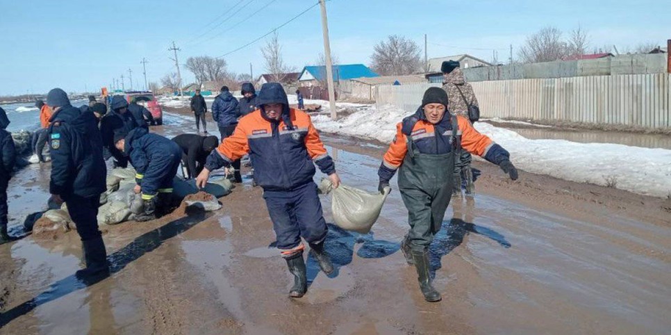 
                    Из зон ЧС эвакуировано более 11 тысяч казахстанцев
                