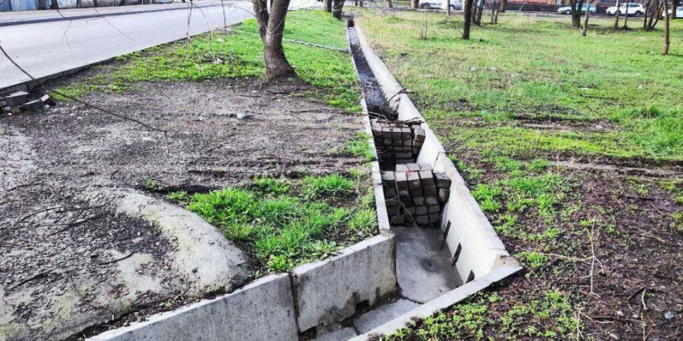 
                    Посуда, покрышки, подгузники: чем засоряют арыки алматинцы
                
