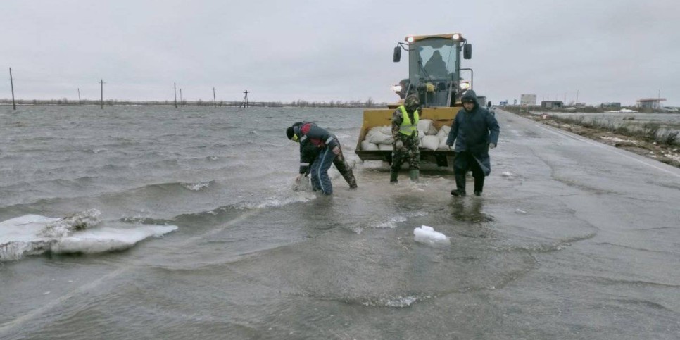 
                    Трассу Самара – Шымкент затопило талыми водами
                