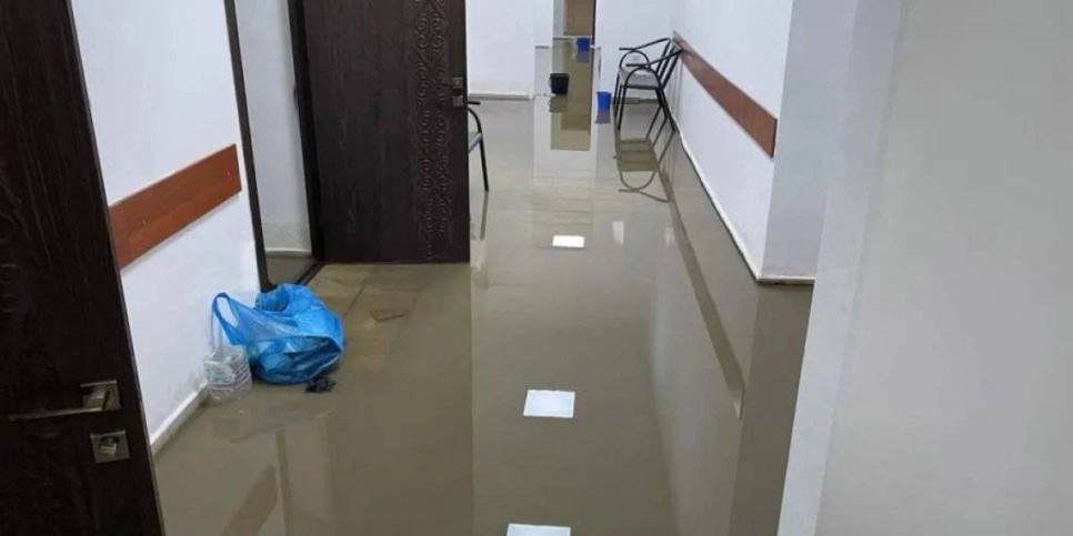 
                    Здание акимата затопило талыми водами в Уральске
                