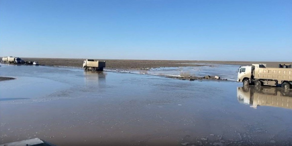 
                    Республиканскую трассу затопило талыми водами в Абайской области
                