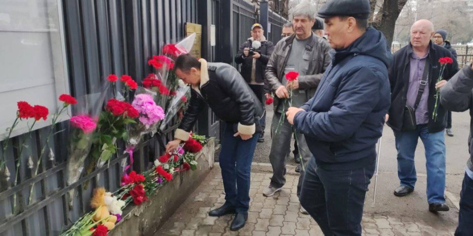 
                    Теракт в Москве: алматинцы несут цветы к зданию Генконсульства России
                