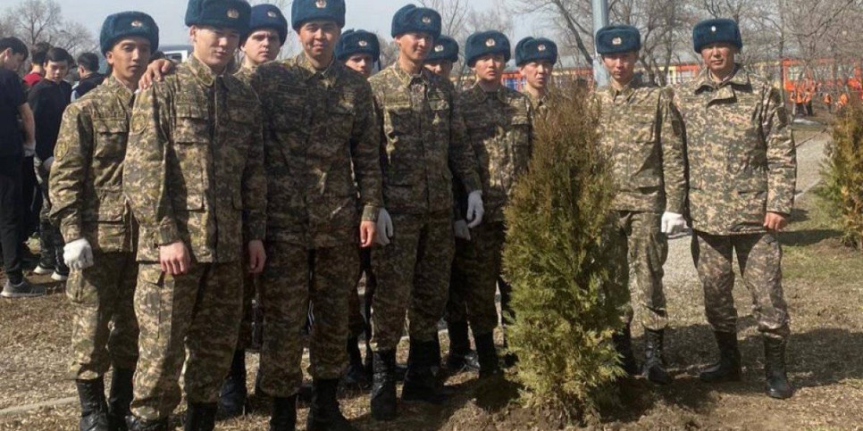 
                    В Алматы солдаты роты охраны военного института приняли участие в экологической акции
                