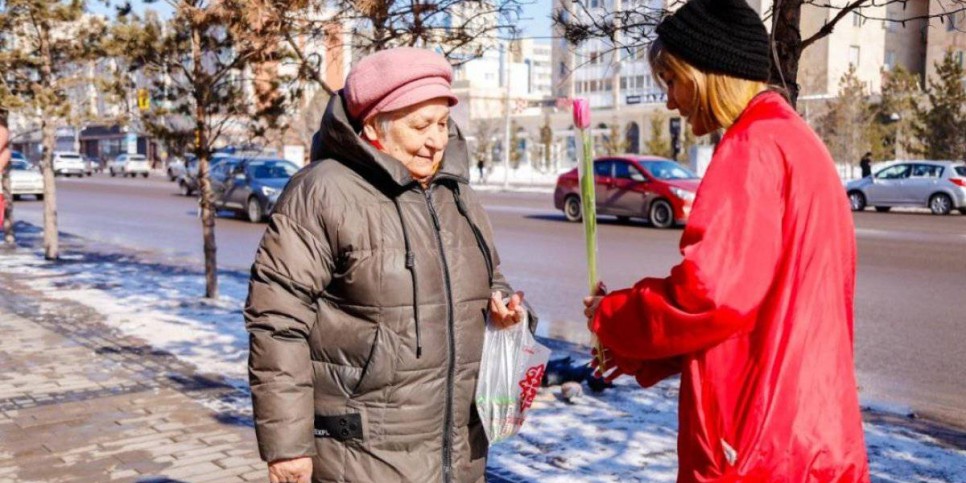 
                    Сюрприз для жительниц Астаны устроили волонтеры
                